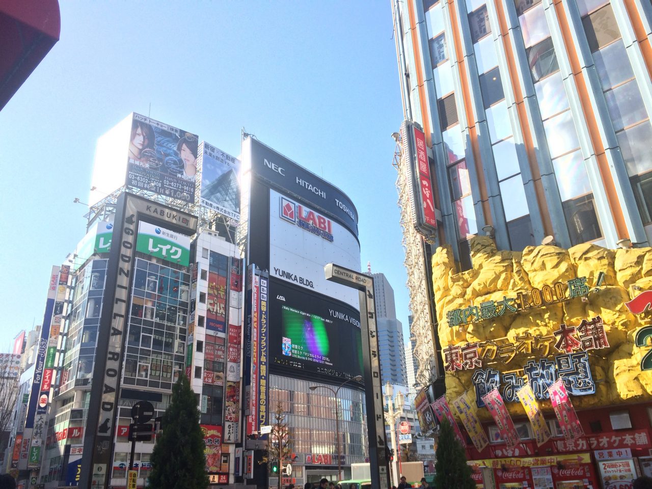 LABIと歌舞伎町の街並みの写真
