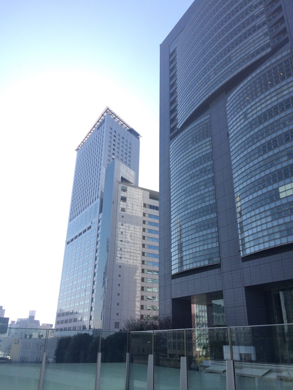 新宿サザンテラスの高層ビルの写真