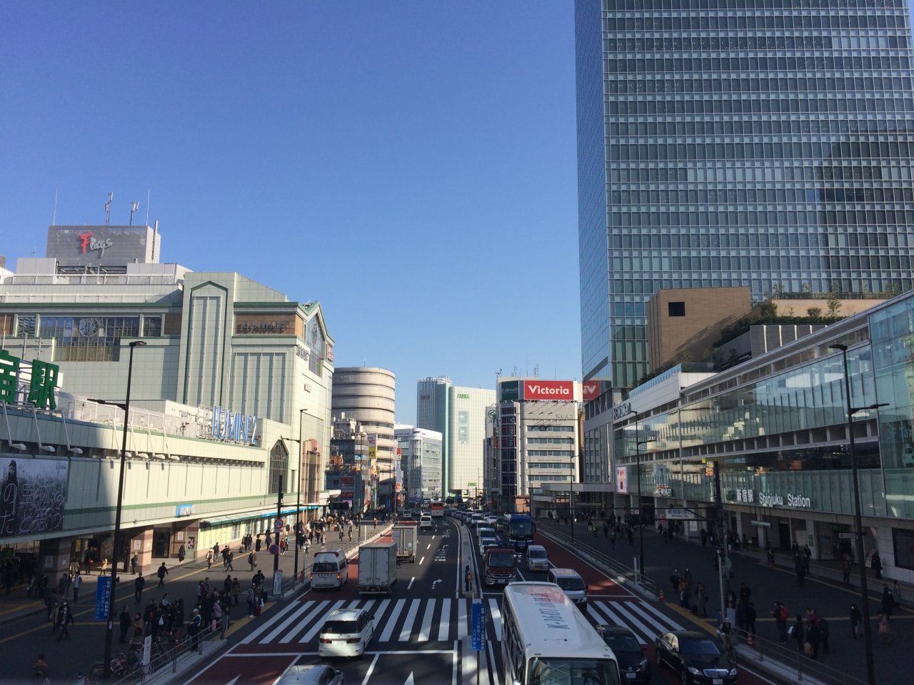 新宿駅と甲州街道と新宿の街並みの写真