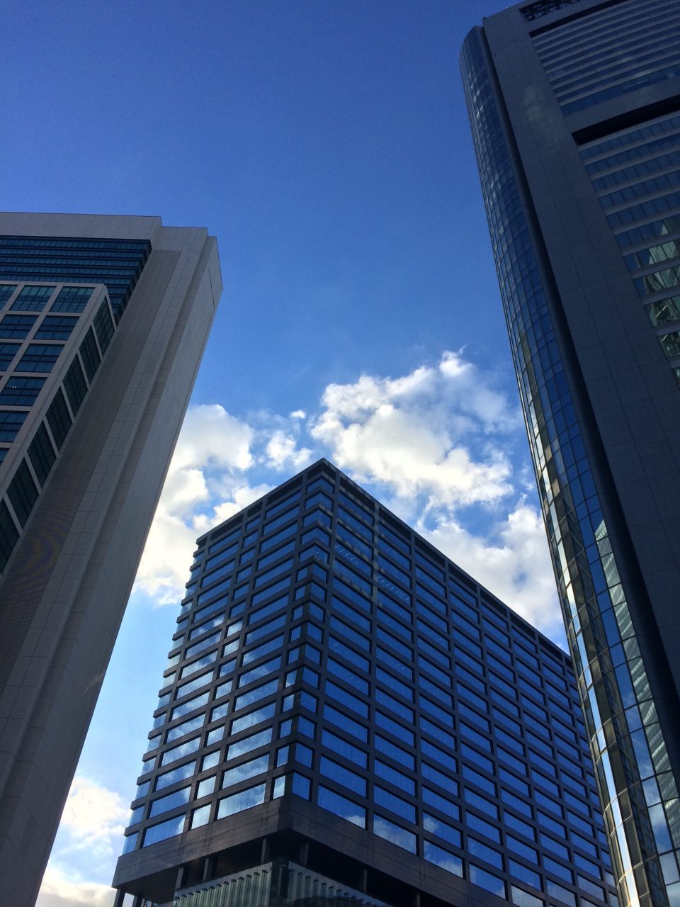 汐留の高層ビル街と空の写真