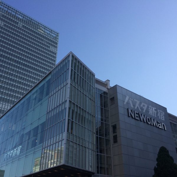 バスタ新宿と新宿ミライナタワー2の写真