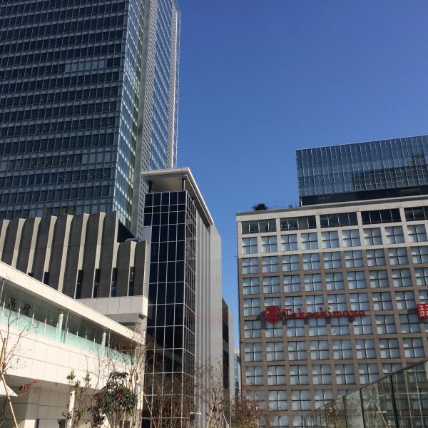 新宿ミライナタワーとタカシマヤタイムズスクエア(高島屋)の写真
