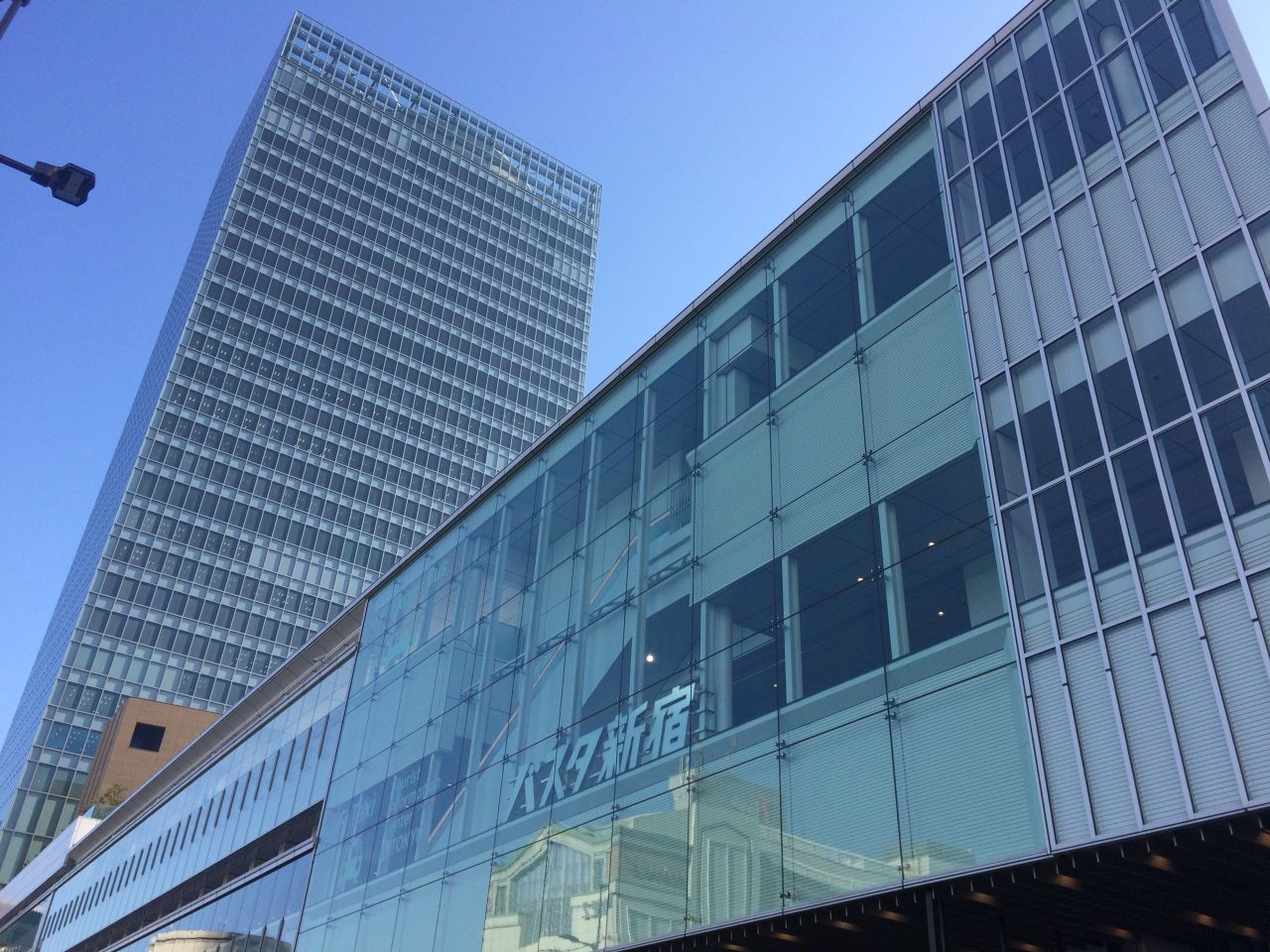 バスタ新宿と新宿ミライナタワー3の写真