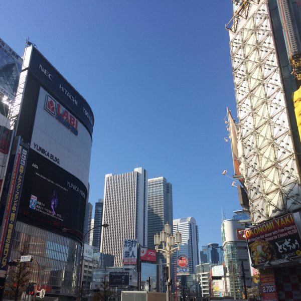 歌舞伎町からみたLABIと西新宿の高層ビル街の写真