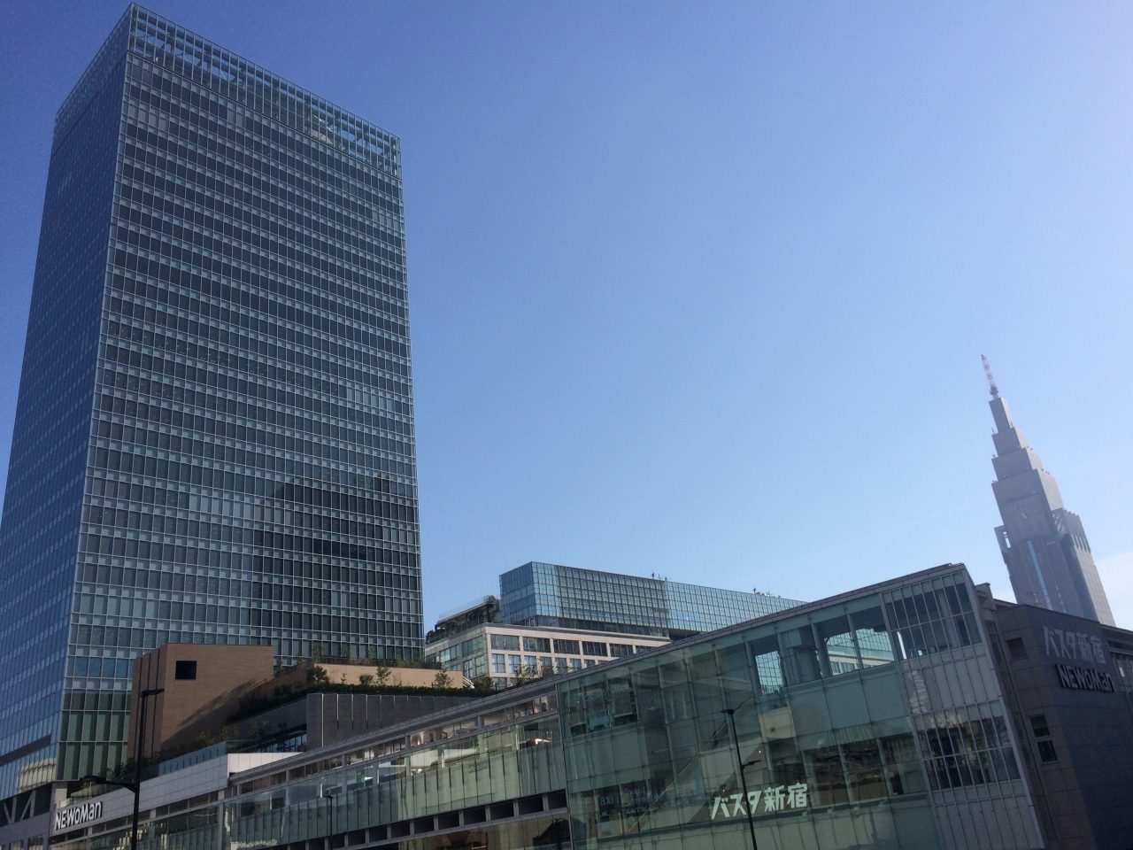 バスタ新宿と新宿ミライナタワーの写真