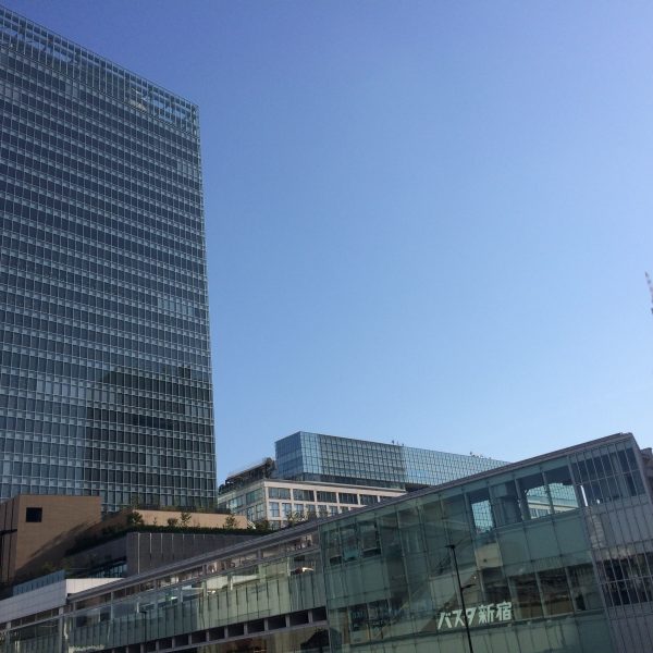 バスタ新宿と新宿ミライナタワーの写真