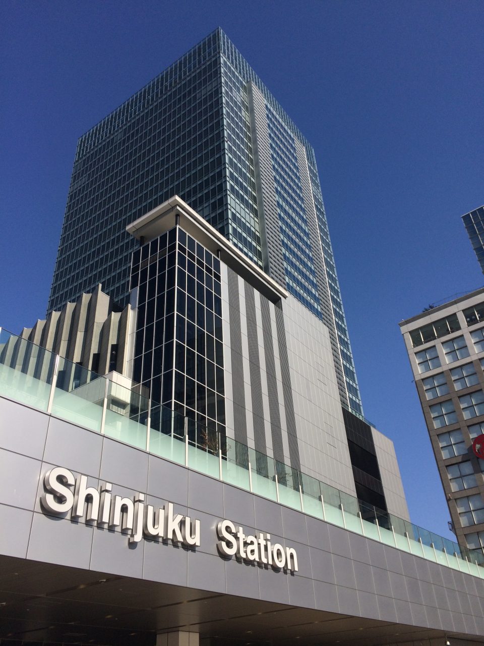 新宿駅新南改札と新宿ミライナタワーの写真