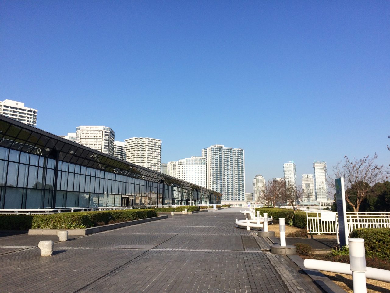 みなとみらいのタワーマンション街とパシフィコ横浜の写真