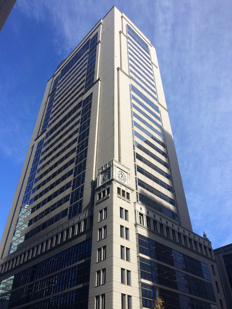 大手町の時計台のある高層ビルの写真