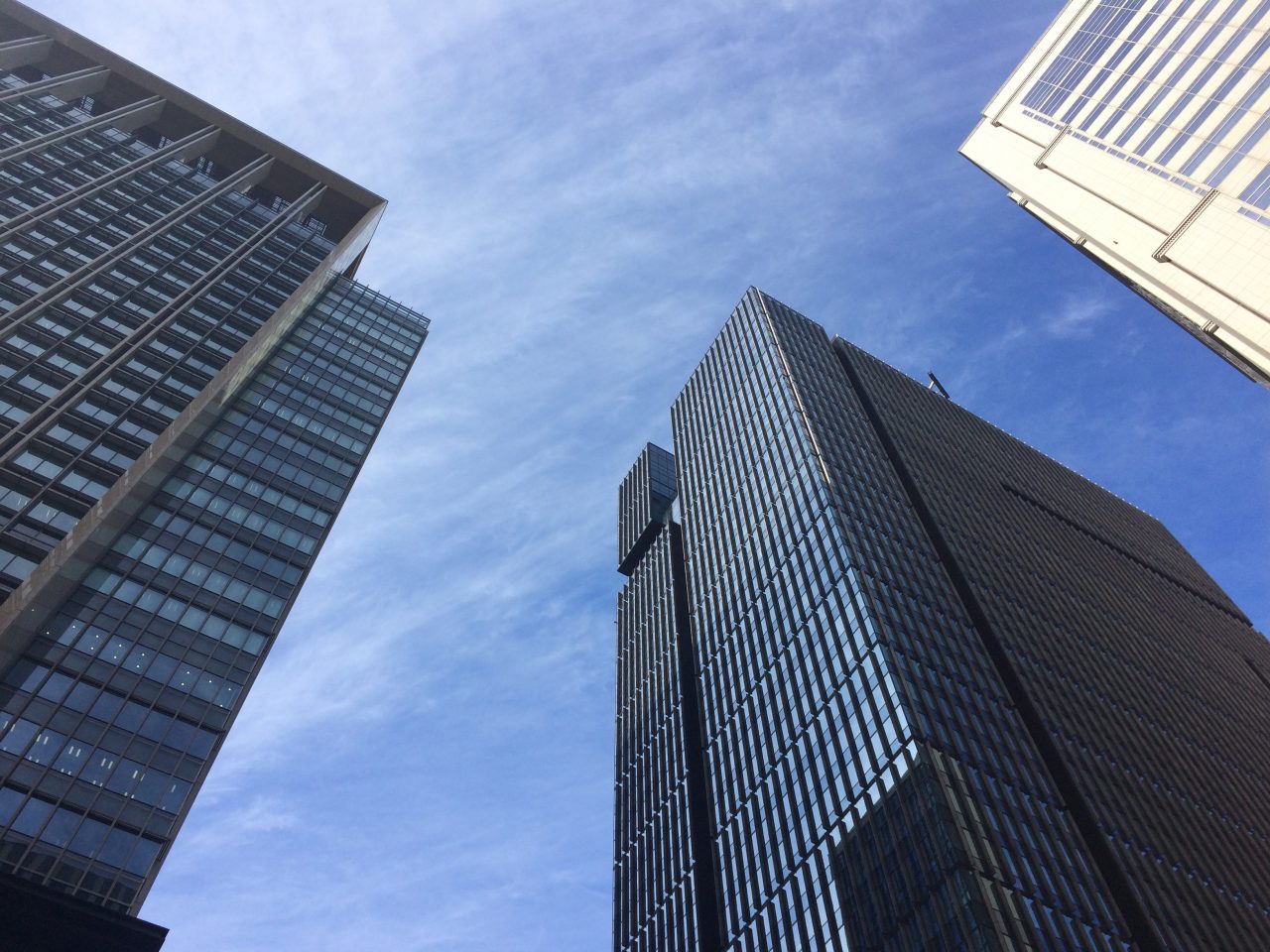大手町の高層ビルと空の写真