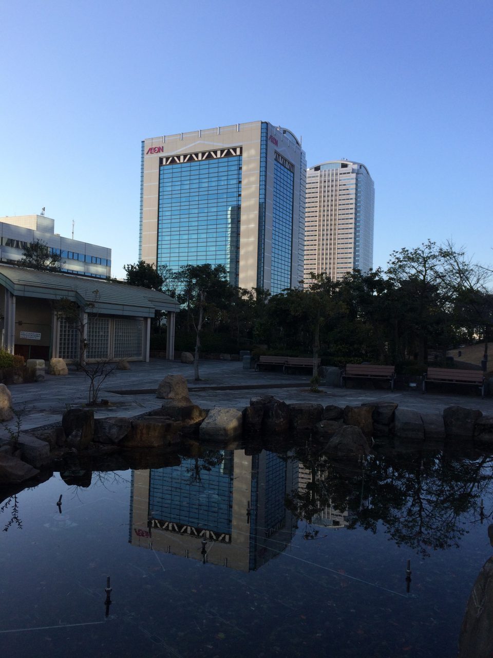 幕張新都心・海浜幕張の高層ビル街と公園の池の写真