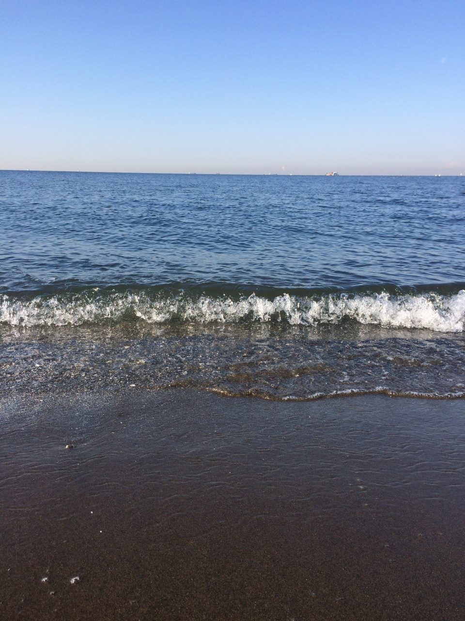 砂浜に打ち寄せる波2の写真