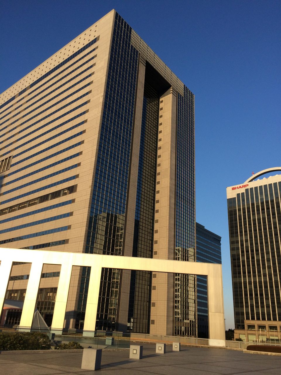 幕張新都心・海浜幕張の高層ビル街とオブジェ4の写真