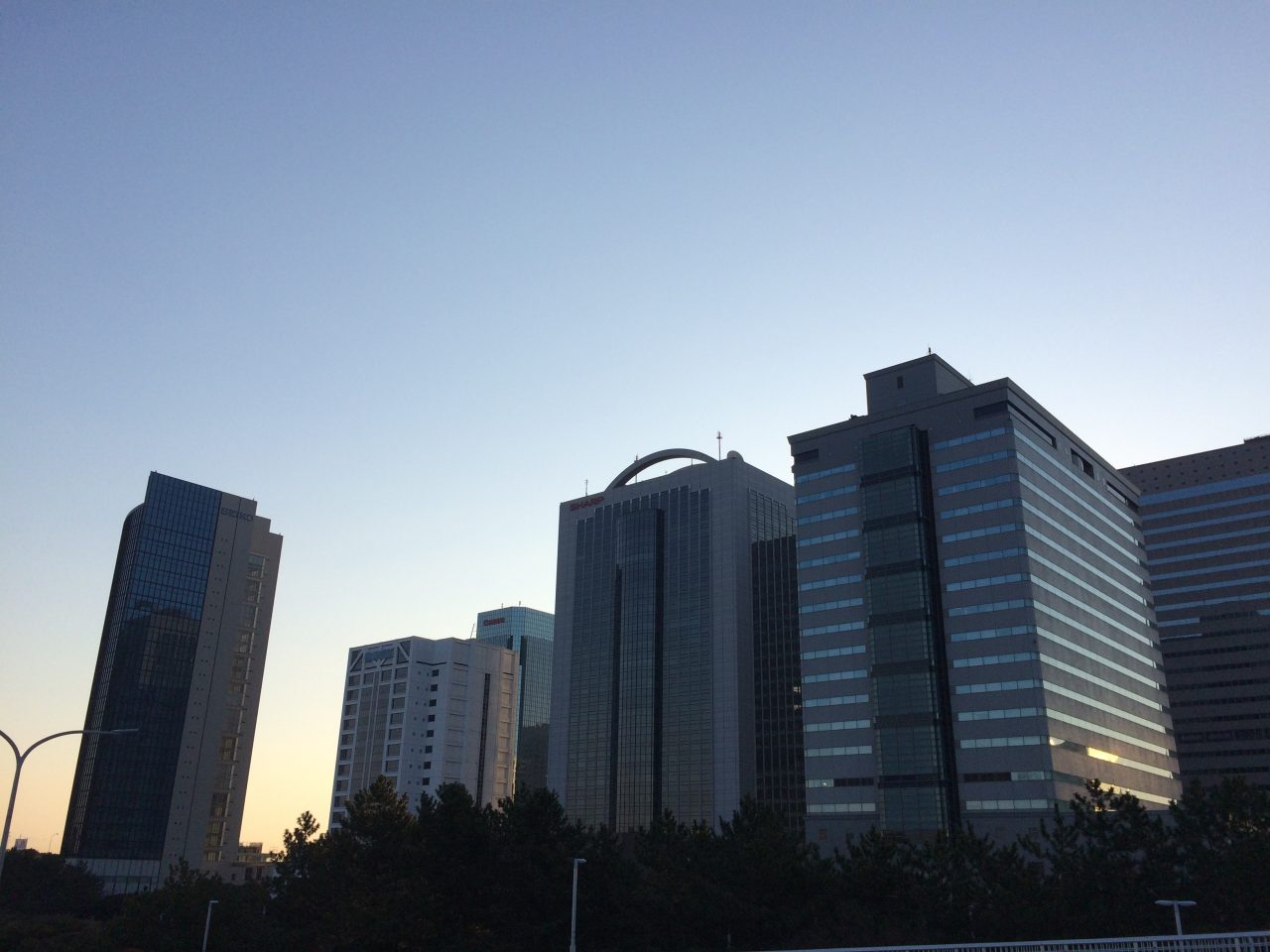 早朝の幕張新都心・海浜幕張の高層ビル群の写真