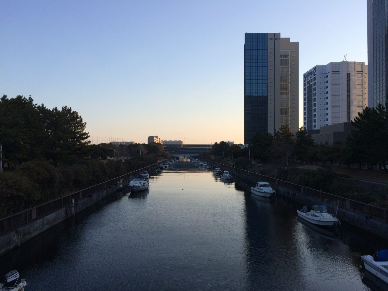 早朝の幕張新都心の運河の写真