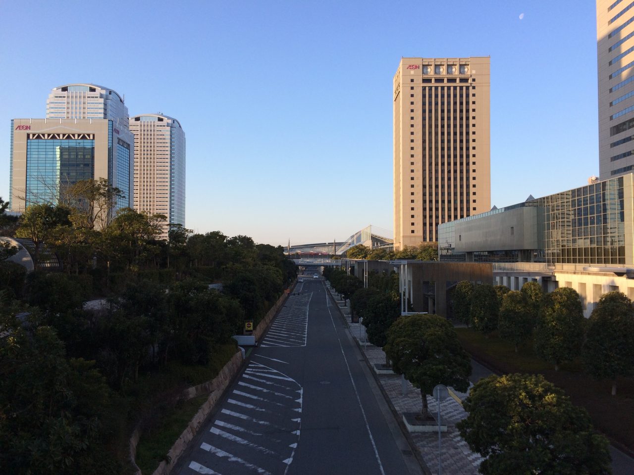 幕張新都心・海浜幕張の高層ビル街と道路の写真