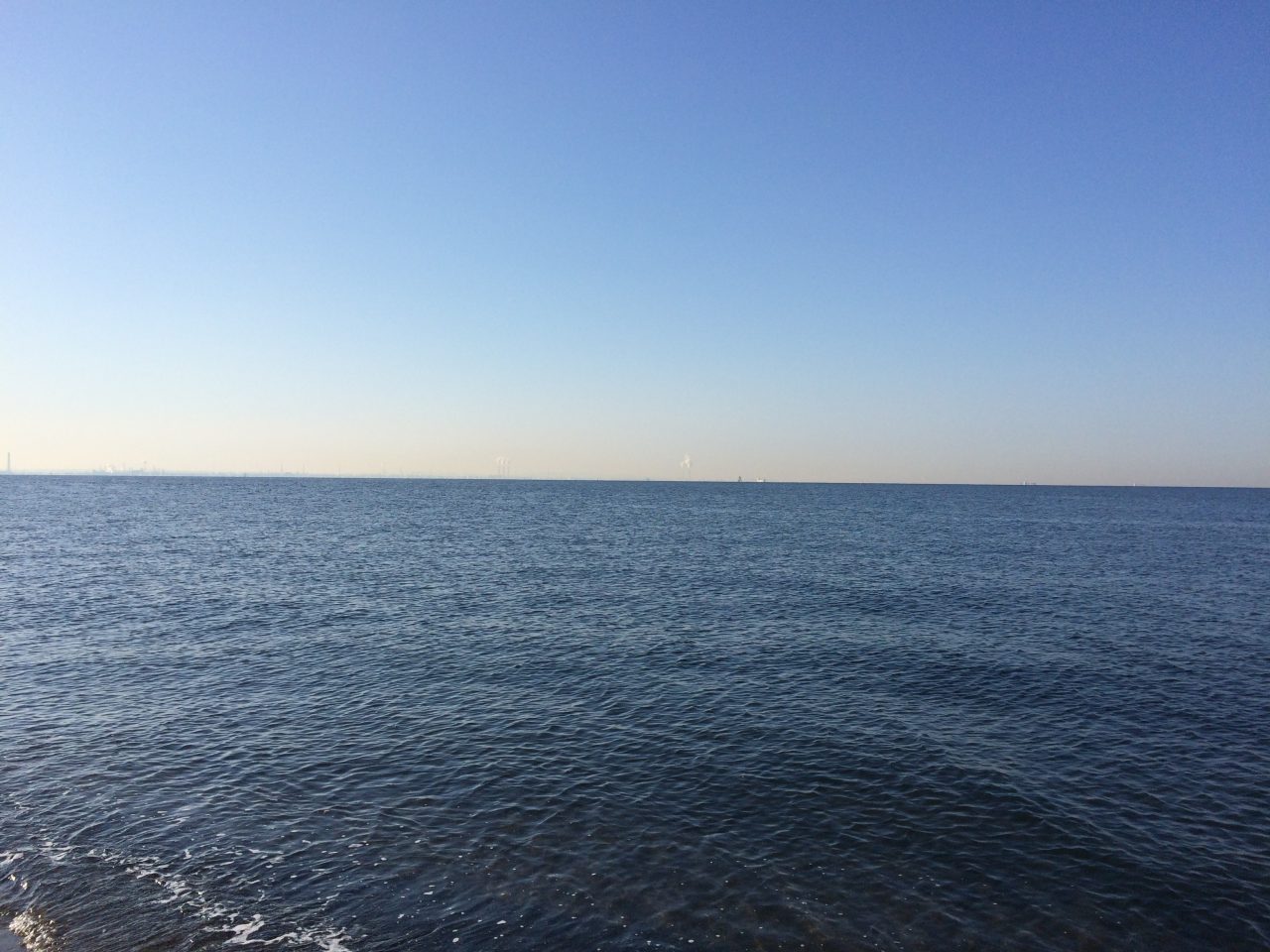東京湾の海面の写真