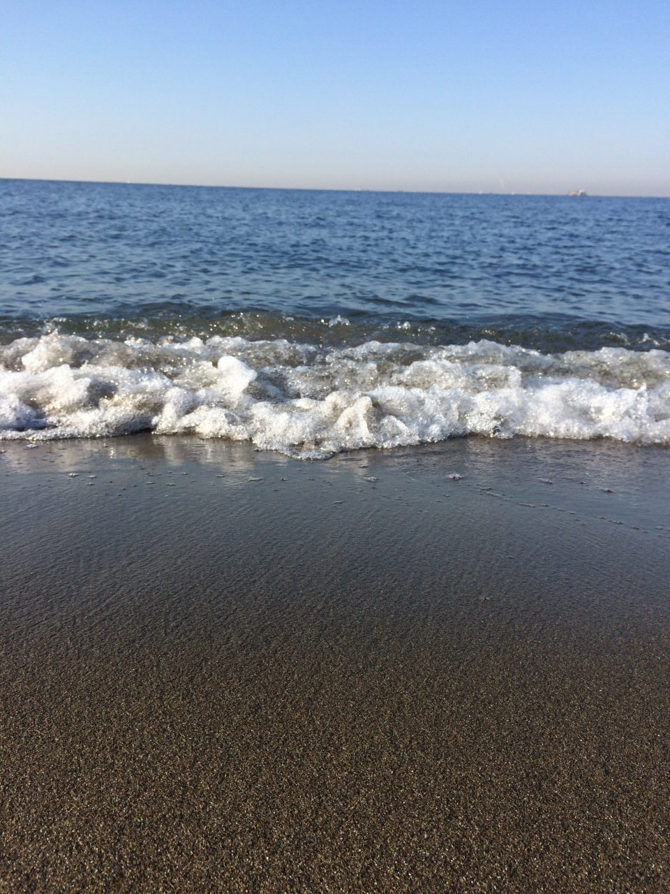 砂浜に打ち寄せる波3の写真