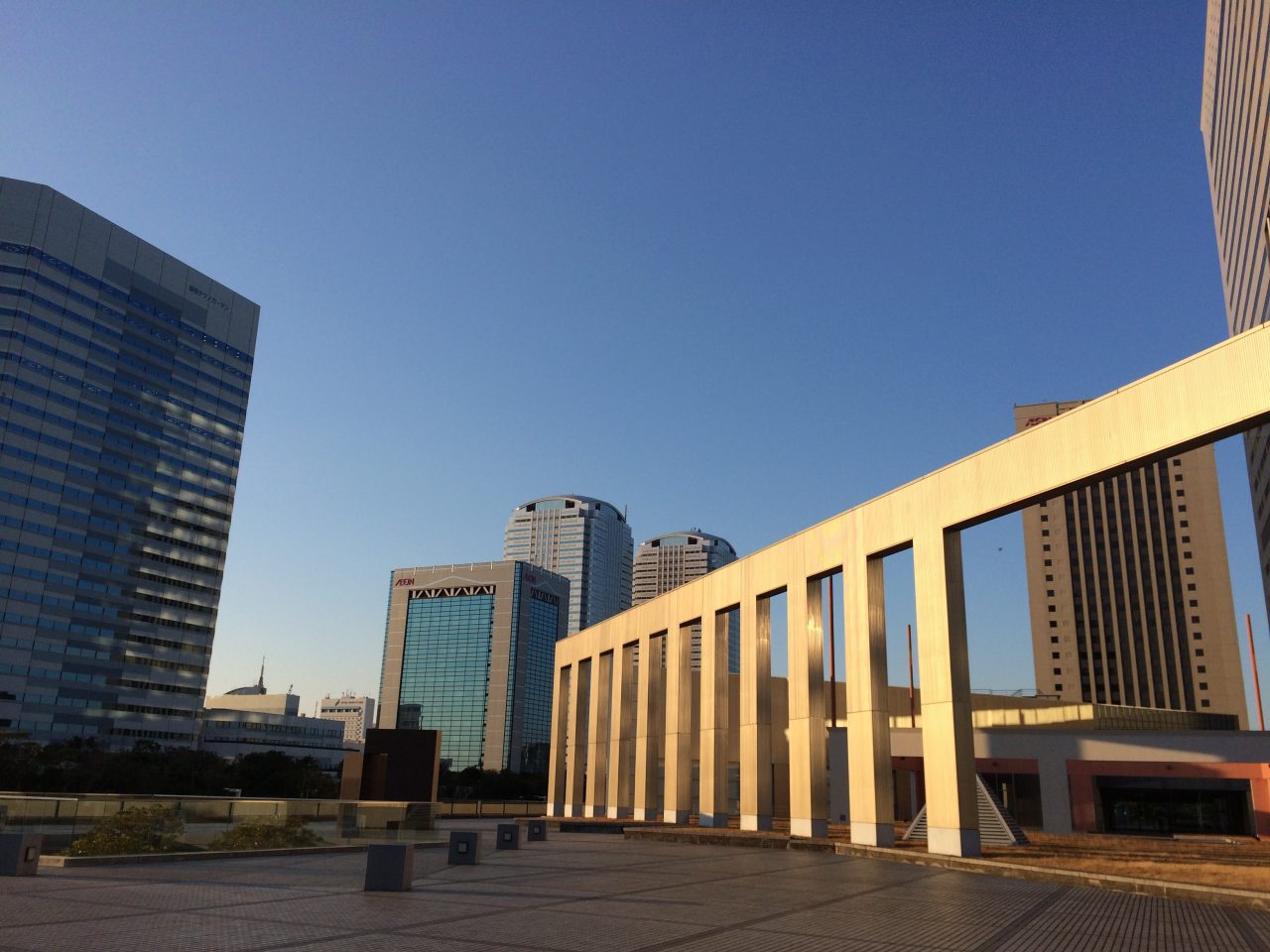 幕張新都心・海浜幕張の高層ビル街とオブジェ2の写真
