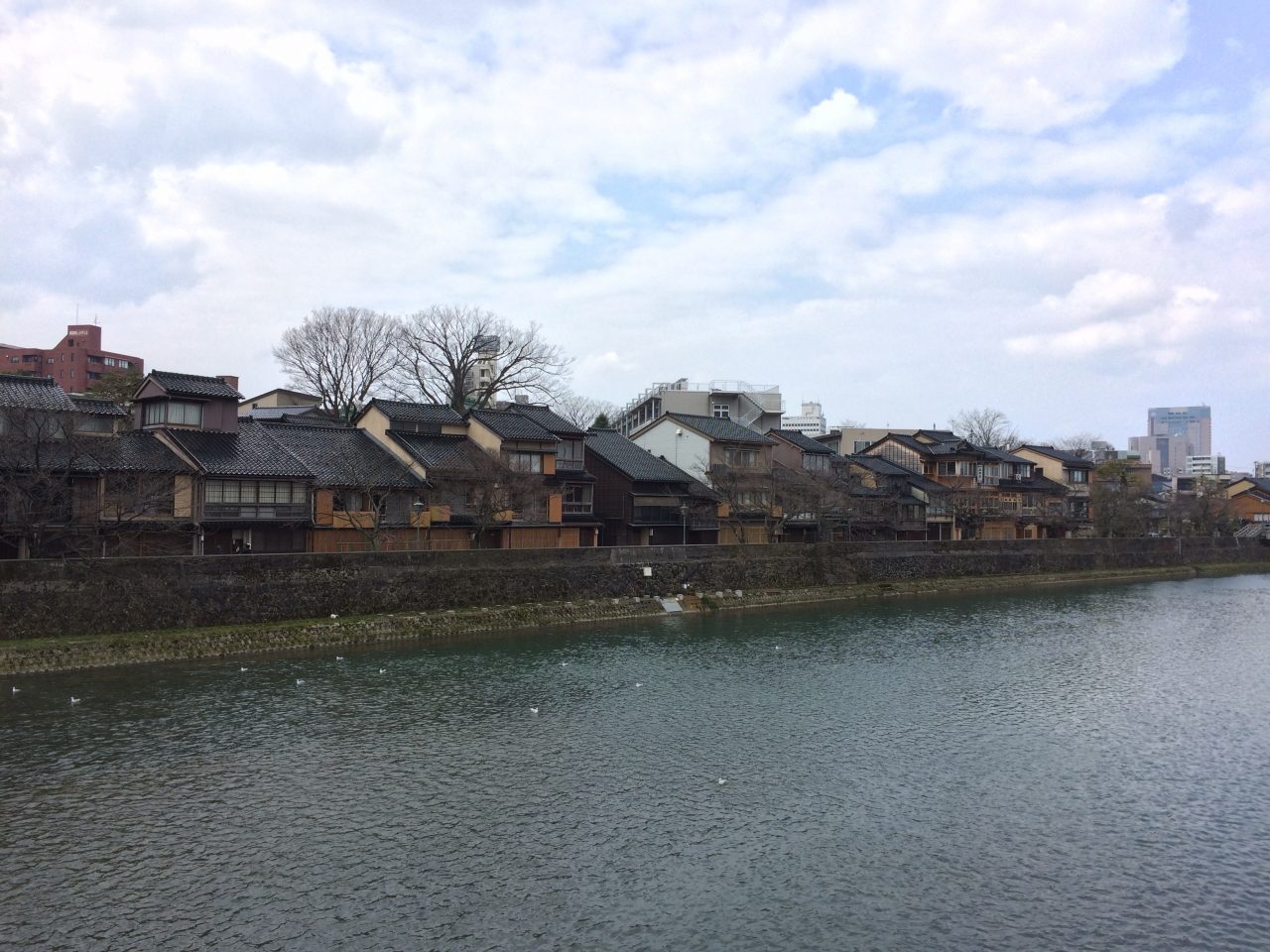 浅野川と主計町茶屋街の街並み2の写真