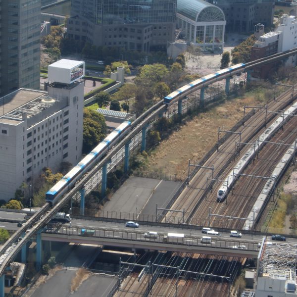 展望台から見た新幹線とモノレールの写真