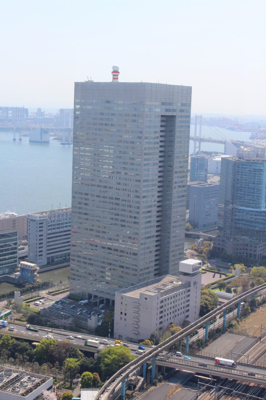 展望台から見た浜松町ビルディング(東芝本社)の写真