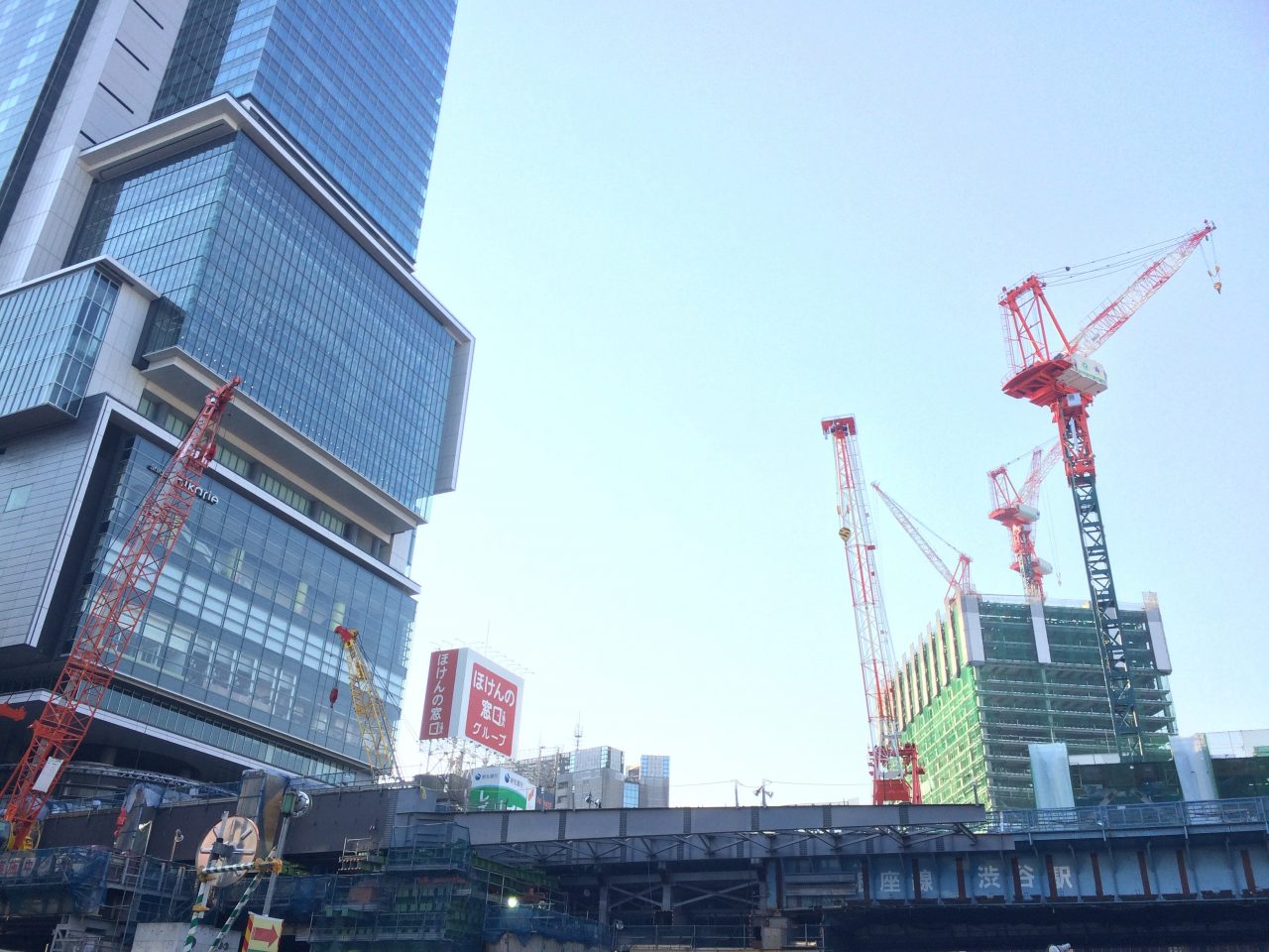 渋谷ヒカリエとタワークレーンが伸びる建設現場の写真