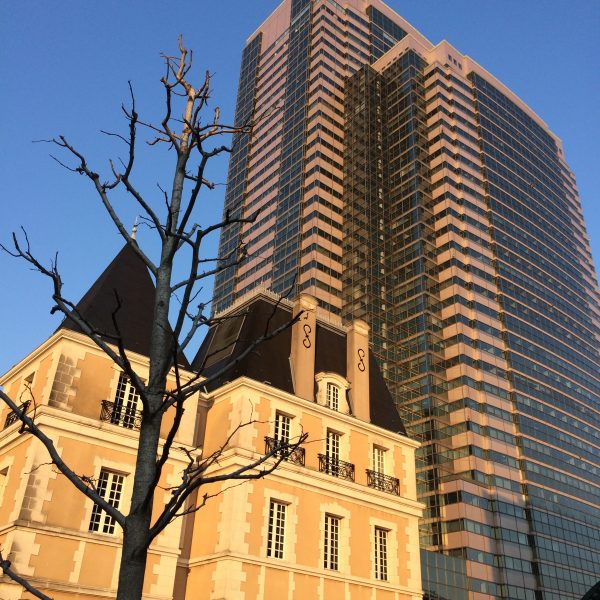 恵比寿ガーデンプレイスタワーと洋館の写真