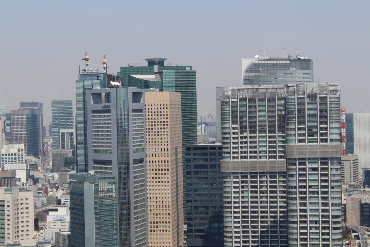 展望台から見た汐留の高層ビル街の写真
