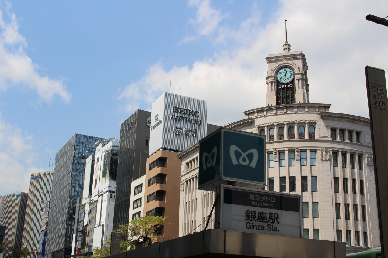銀座・和光の時計台と東京メトロ銀座駅の写真