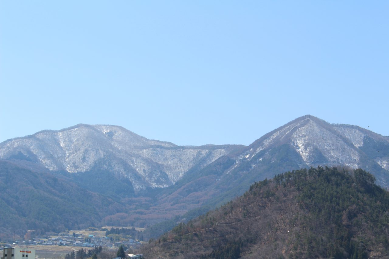 春の雪山の写真