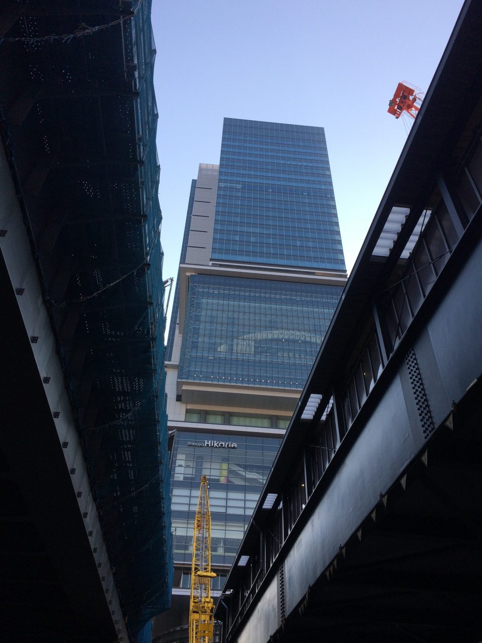 高架の隙間から見える渋谷ヒカリエの写真