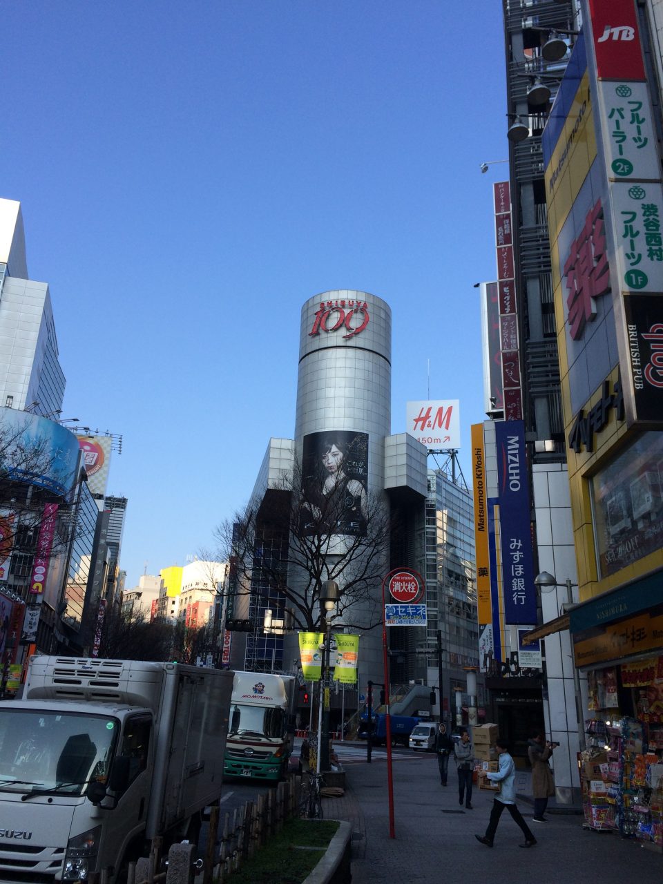 渋谷109と渋谷の街並みの写真