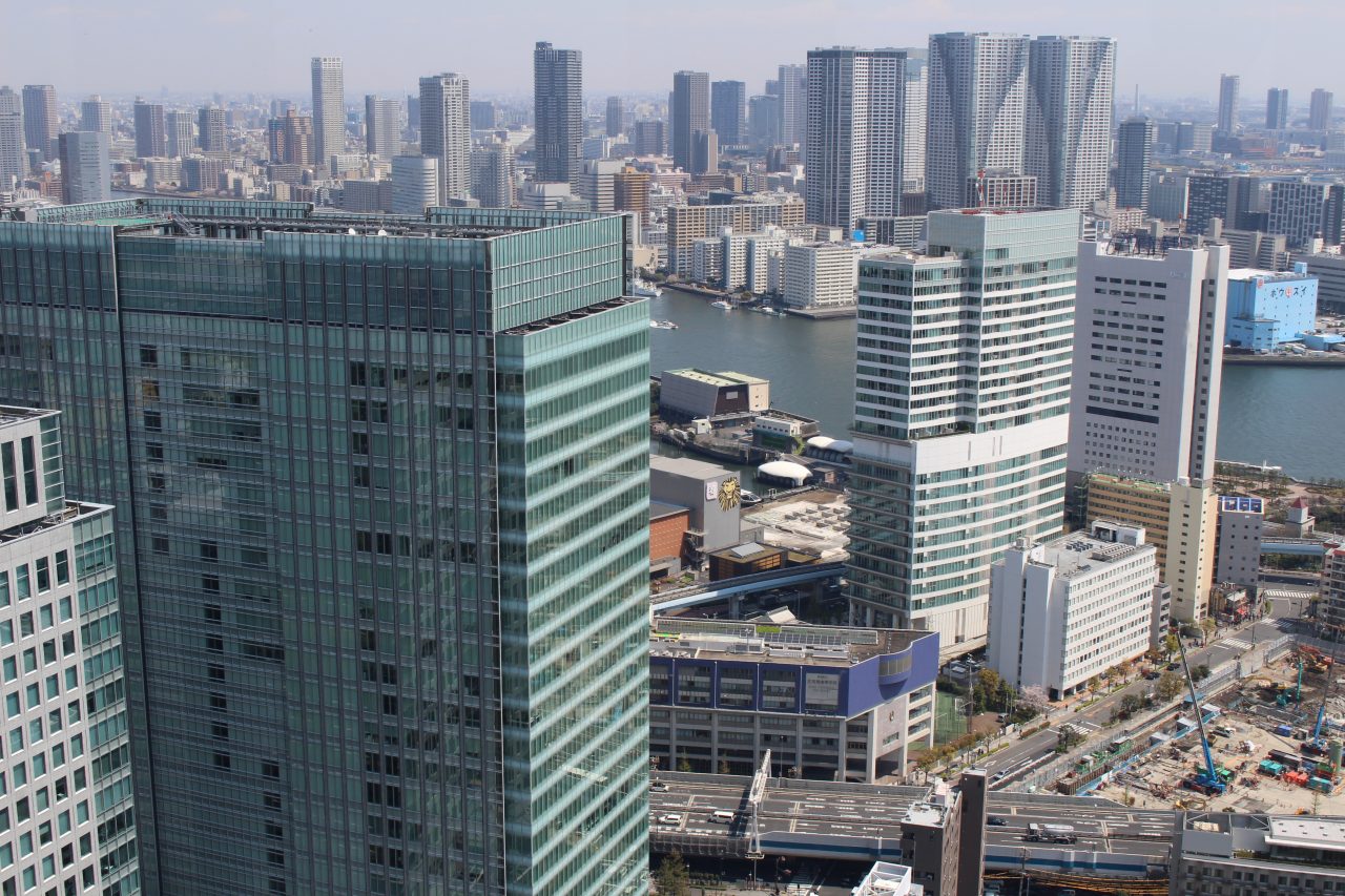 展望台から見た浜松町・竹芝の高層ビルの写真