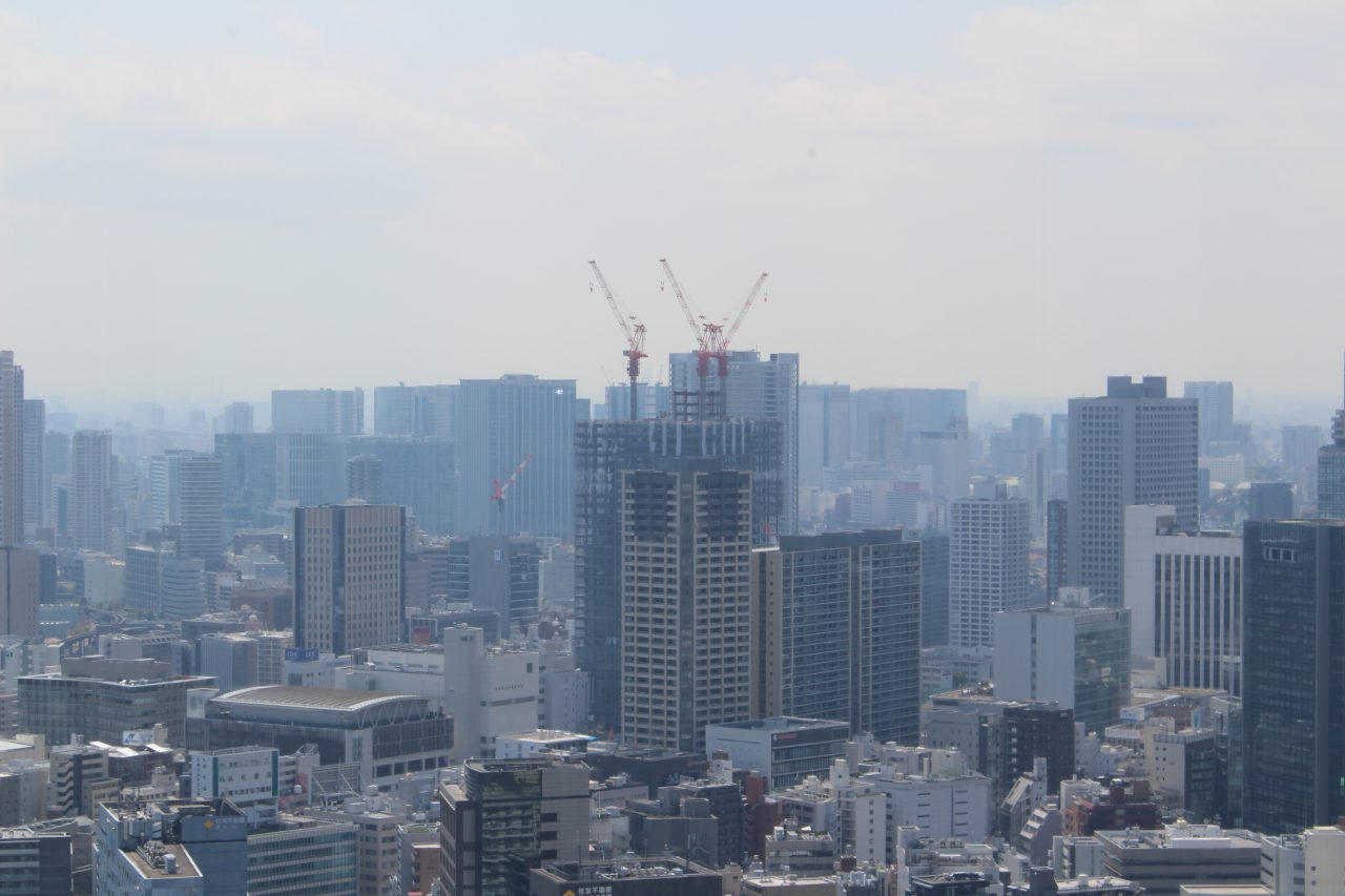 展望台から見た建設中の高層ビルの写真