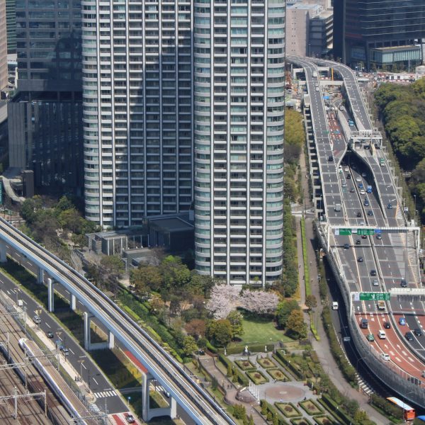 汐留の高層ビル街と東京の交通網の写真