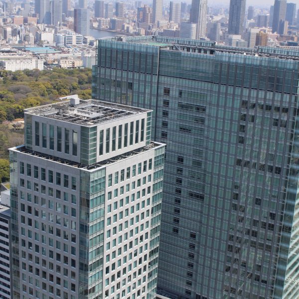 展望台から見た浜松町の高層ビルの写真
