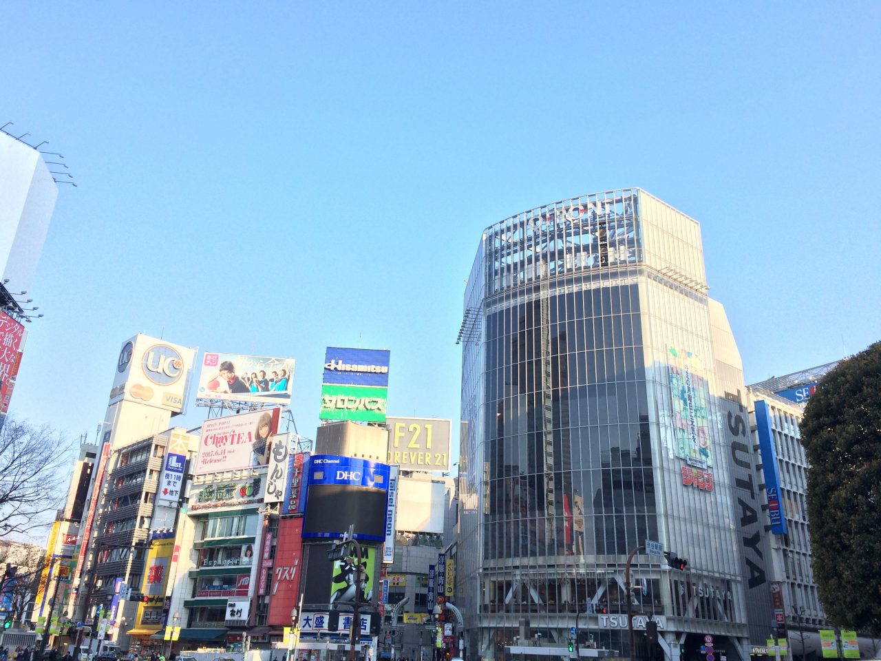 渋谷のスクランブル交差点とQFRONT2の写真