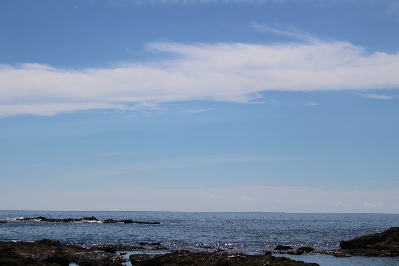 青空と海岸2の写真