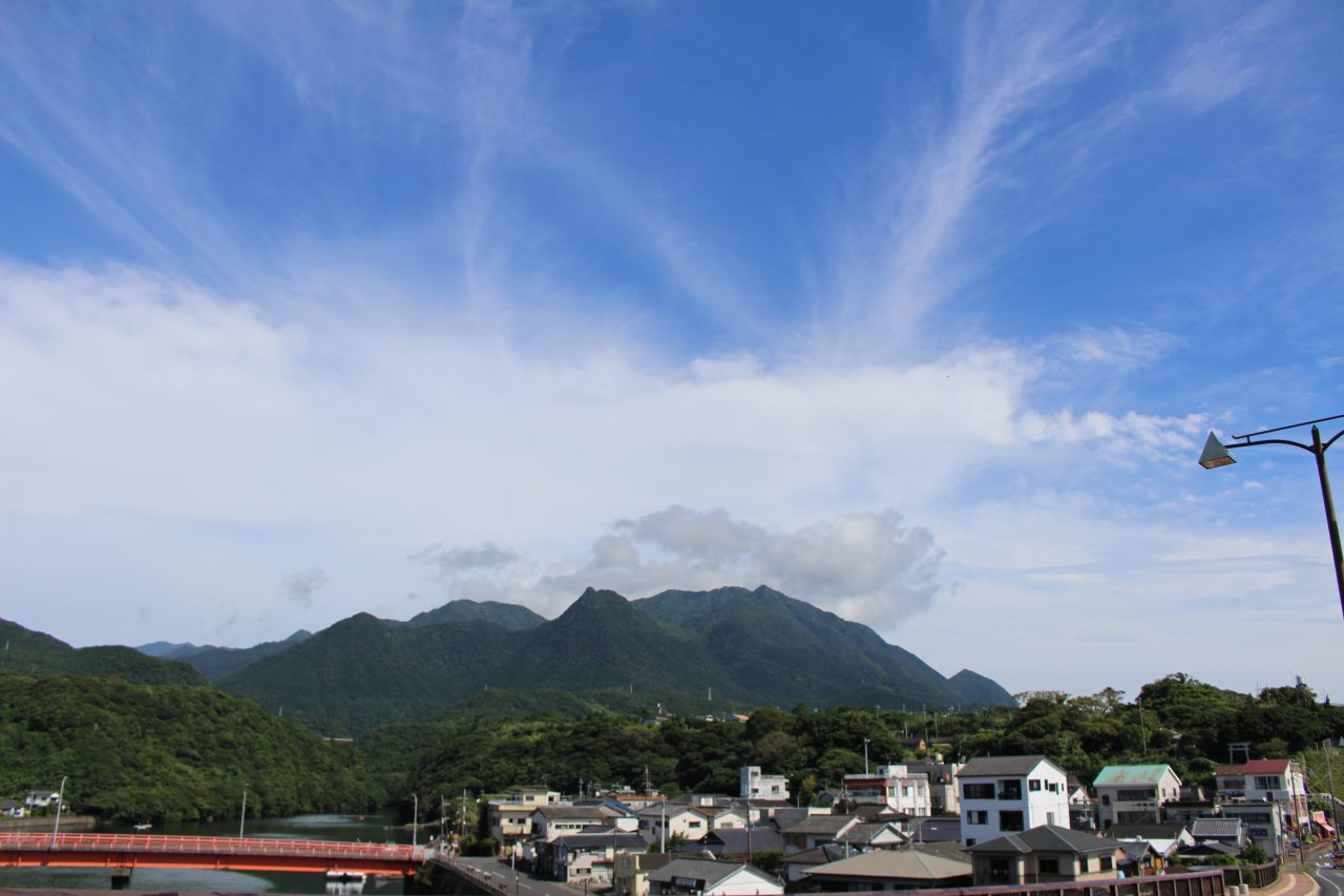 屋久島の山と安房の街並み1の写真