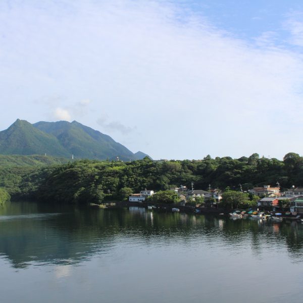 屋久島の山と安房の街並み2の写真