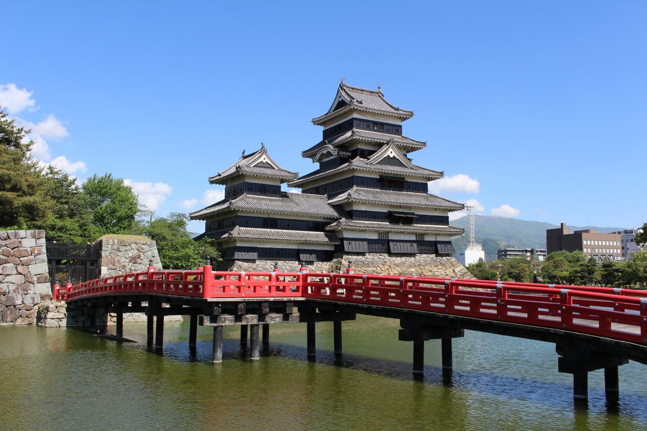 松本城天守閣と橋の写真