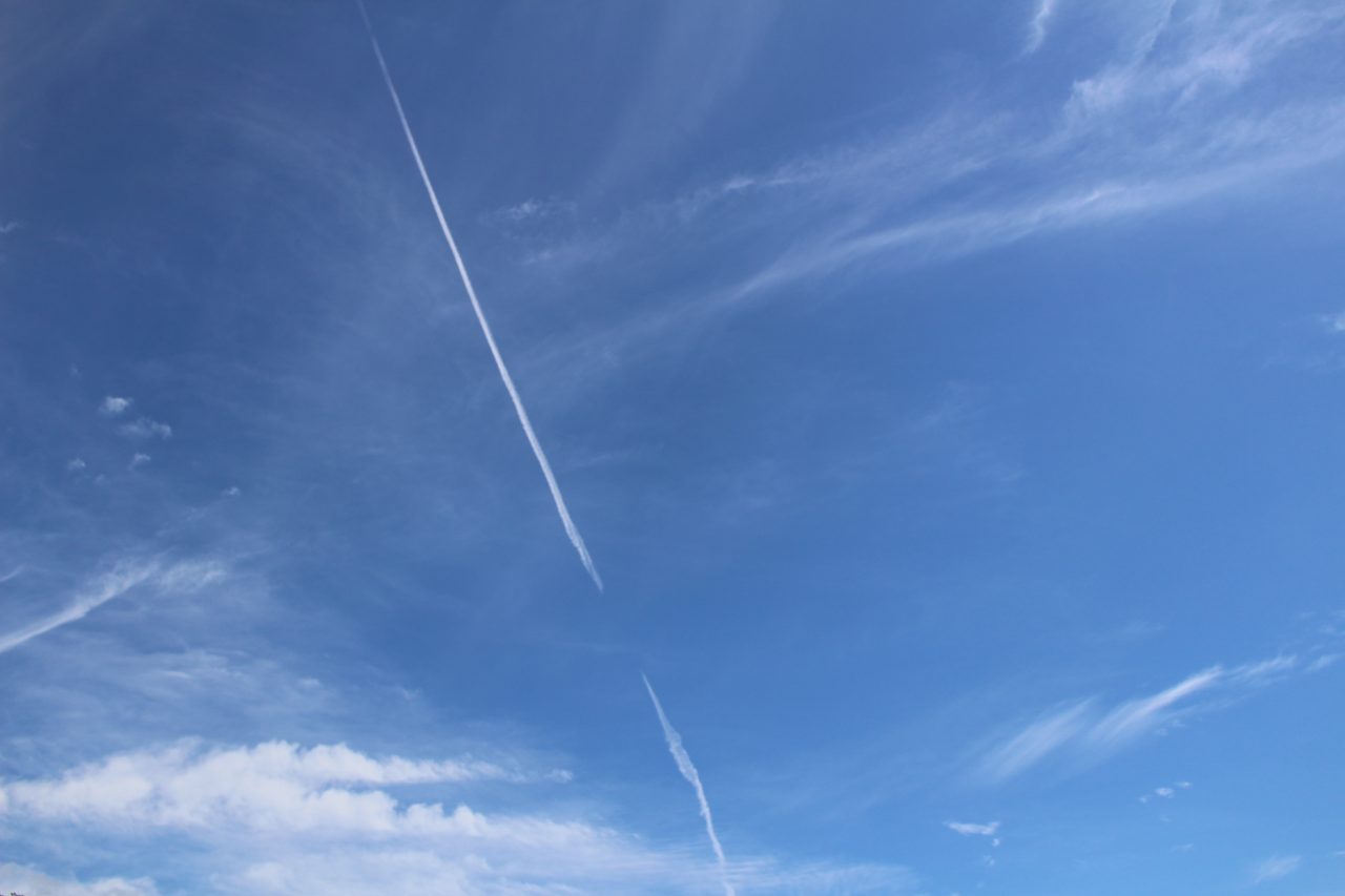 青空と飛行機雲 の無料フリー素材写真 商用利用可