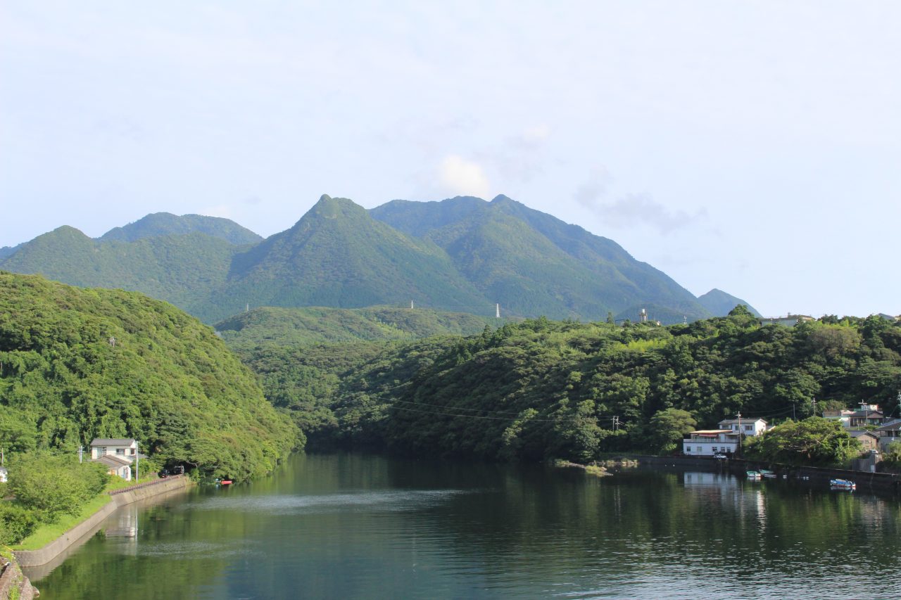 屋久島の山と川の写真