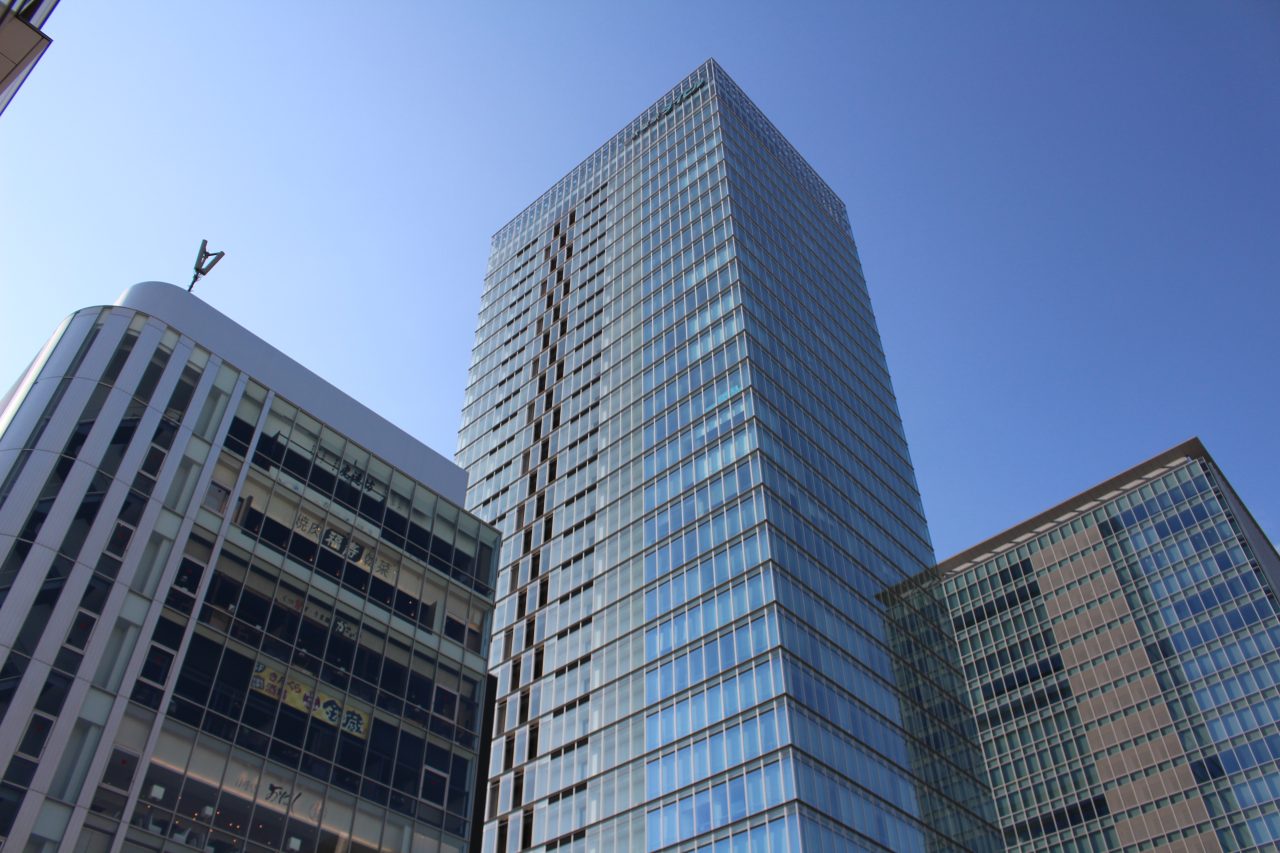 秋葉原駅前の高層ビル群の写真