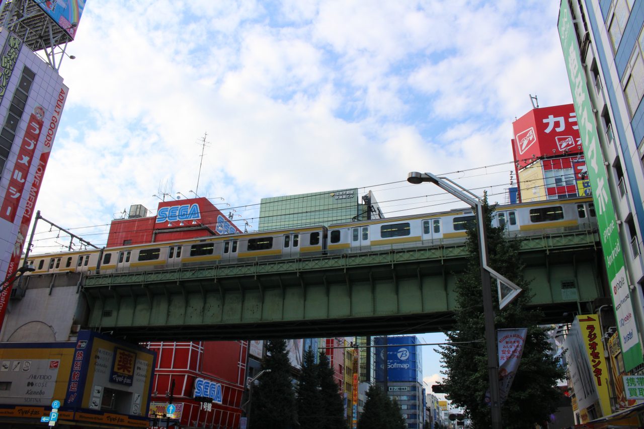 秋葉原の街並みと中央・総武緩行線の高架と列車の写真